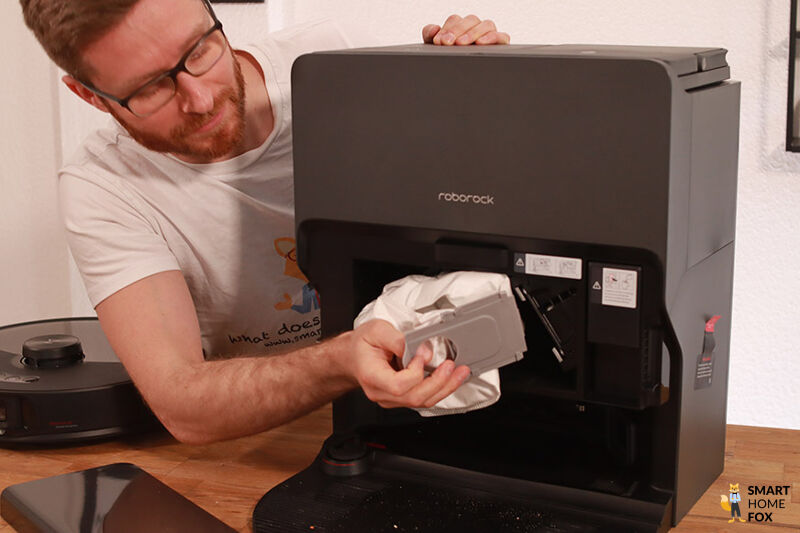 Der Einwegbeutel in der Roborock S8 MaxV Ultra Station wird ausgetauscht.